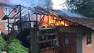 Rize'deki çatı yangını söndürüldü! 