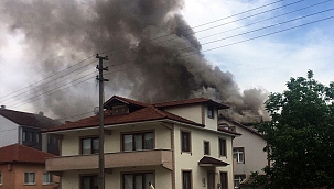 Sakarya'da evin çatısı alev alev yandı 
