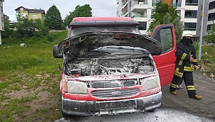 Seyir halindeki minibüste yangın çıktı 