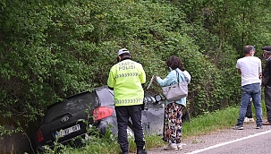 Sinop'ta otomobil yoldan çıktı: 1 yaralı 