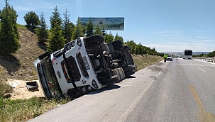 Tavuk yemi yüklü tır devrildi 