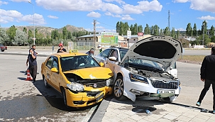 Ticari taksi ile otomobil çarpıştı!