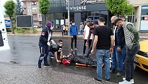 Ticari taksiyle motosiklet çarpıştı 