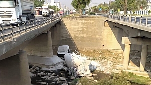 Tır dereye düştü sürücü yaralandı 