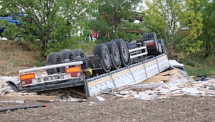 Tır devrildi baba öldü oğlu yaralandı