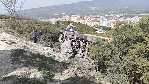 Tır kontrolden çıkıp devrildi! 