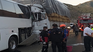 Tır otobüse çarptı: 8 yaralı! 