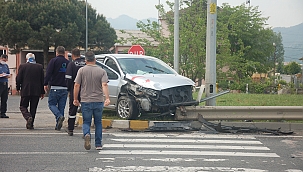 Unutkanlığı kaza yaptırdı: 3 yaralı 