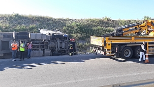 Virajı alamayan tır devrildi: 1 ölü