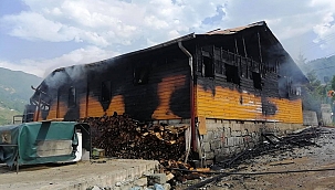 Yangında ahşap ev küle döndü 