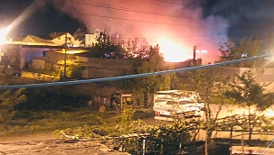 Yangında alevler gökyüzüne yükseldi