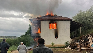 Yıldırım evi yaktı! 