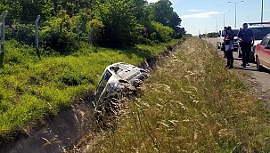 Yoldan çıkan araç su kanala devrildi