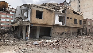 8 katlı bina korna sesi ile yıkıldı 