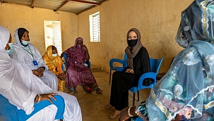 Angelina Jolie'den mülteci kampını ziyaret 