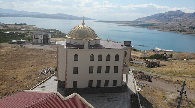 Baraj manzaralı cami minaresiz kaldı