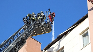Beş katlı binanın çatı katında yangın 