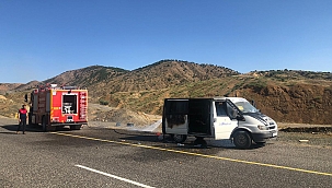 Bingöl'de seyir halindeki araç yandı