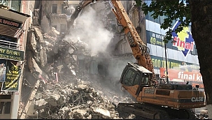 Depremde zarar gören bina yıkıldı 