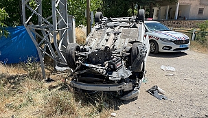Direğe çarpıp ters döndü: 4 yaralı