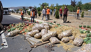 Elazığ'da kamyon devrildi! 