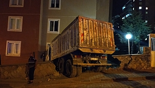 Freni boşalan kamyon binaya çarptı 