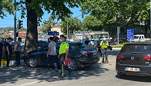 Halk otobüsü ile otomobil çarpıştı! 