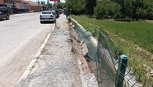 Kaldırım çöktü tehlike ucuz atlatıldı