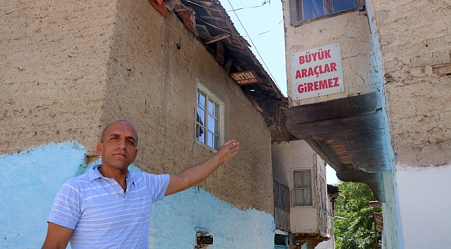 Kendinden geriye astığı tabela kaldı