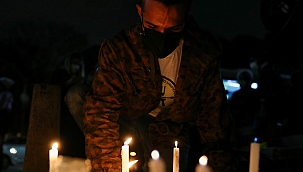 Korodan ölenlerin anısına mum yakıldı