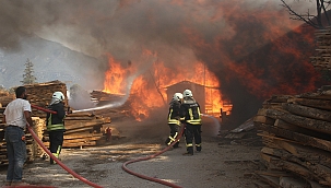 Marangoz atölyesi alev alev yandı