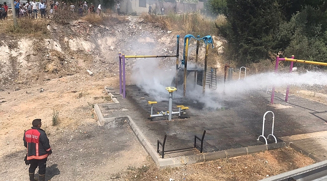 Mersin'de çocuk oyun parkı yandı 