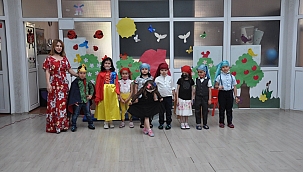 Miniklerden tiyatro gösterisi! 