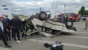 Motosiklet ile otomobil çarpıştı! 