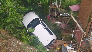 Otomobil evin bahçesine uçtu! 