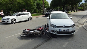 Otomobil ile motosiklet çarpıştı 