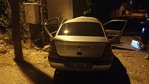 Otomobil trafoya çarptı: 3 yaralı