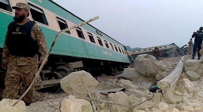 Pakistan'da yolcu treni raydan çıktı 