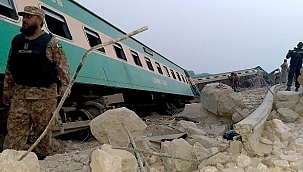 Pakistan'da yolcu treni raydan çıktı 