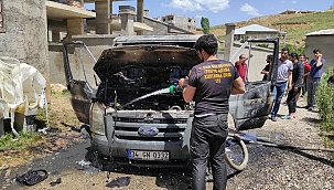 Park halindeki minibüs alev alev yandı 