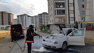 Seyir halindeki otomobil alev aldı!