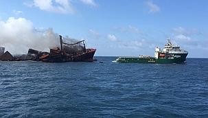 Sri Lanka'da yanan gemi batıyor!