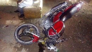 Ticari araç ile motosiklet çarpıştı!