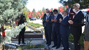 15 Temmuz şehitleri mezarı başında anıldı 