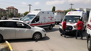 Ambulans ile otomobil çarpıştı: 3 yaralı