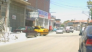 Aracın altında kalmaktan son anda kurtuldu 