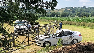 Aydınlatma direği aracın üzerine devrildi