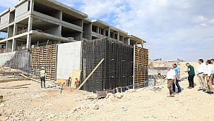 Okul inşaat çalışmalarını inceledi 