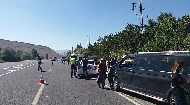 İki hafif ticari araç çarpıştı: 12 yaralı! 