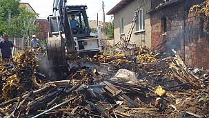 Yangın tonlarca tütünü küle çevirdi!